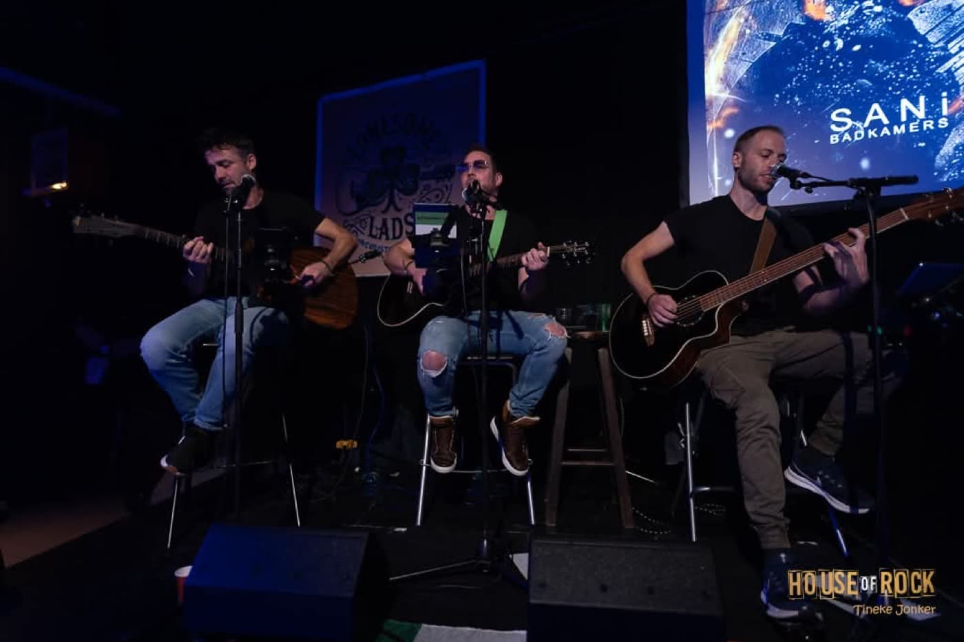 Volle pub met publiek dicht op het podium
